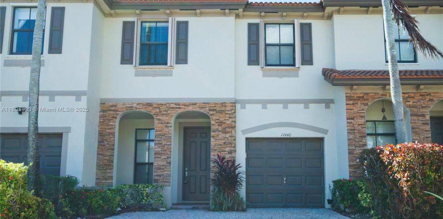 Townhouse in Homestead, Florida 3 bedrooms, 142.6 sq.m. № 1948979