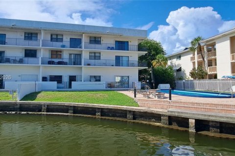Copropriété à louer à Hallandale Beach, Floride: 1 chambre, 106.65 m2 № 1999950 - photo 10