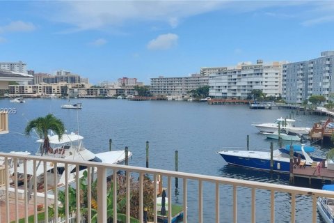 Copropriété à louer à Hallandale Beach, Floride: 1 chambre, 106.65 m2 № 1999950 - photo 13