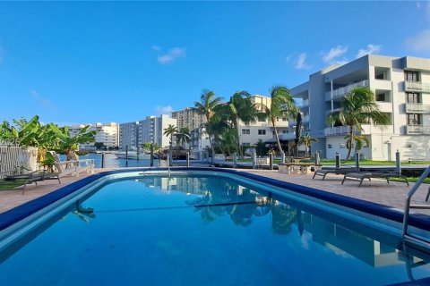 Copropriété à louer à Hallandale Beach, Floride: 1 chambre, 106.65 m2 № 1999950 - photo 12