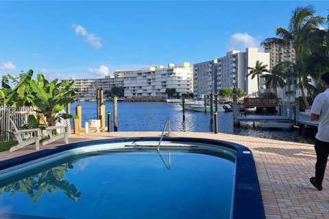 Copropriété à louer à Hallandale Beach, Floride: 1 chambre, 106.65 m2 № 1999950 - photo 11