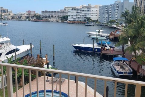Copropriété à louer à Hallandale Beach, Floride: 1 chambre, 106.65 m2 № 1999950 - photo 2