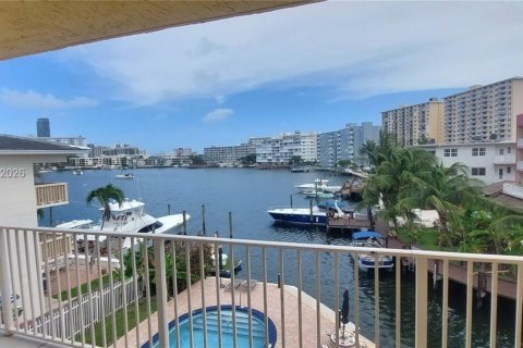 Copropriété à louer à Hallandale Beach, Floride: 1 chambre, 106.65 m2 № 1999950 - photo 14