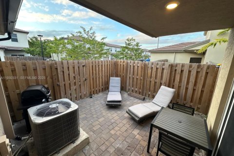 Снять в аренду таунхаус в Хомстед, Флорида 4 спальни, 173.91м2, № 1989794 - фото 8