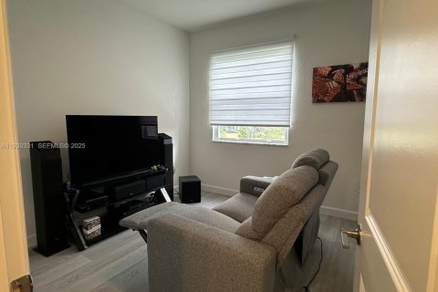 Снять в аренду таунхаус в Хомстед, Флорида 4 спальни, 173.91м2, № 1989794 - фото 7