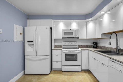 Купить кондоминиум в Майами, Флорида 2 спальни, 116.03м2, № 2002366 - фото 13