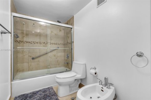 Купить кондоминиум в Майами, Флорида 2 спальни, 116.03м2, № 2002366 - фото 23