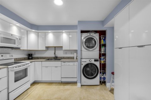 Купить кондоминиум в Майами, Флорида 2 спальни, 116.03м2, № 2002366 - фото 11