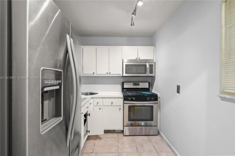 Condominio en venta en Pinecrest, Florida, 1 dormitorio, 65.96 m2 № 1782060 - foto 6