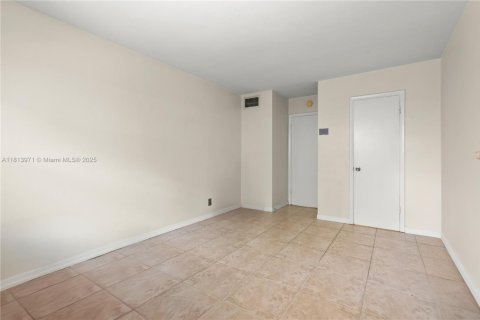 Condominio en venta en Pinecrest, Florida, 1 dormitorio, 65.96 m2 № 1782060 - foto 8