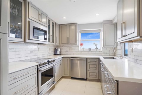 Condominio en alquiler en Fort Lauderdale, Florida, 3 dormitorios, 194.35 m2 № 1210600 - foto 1