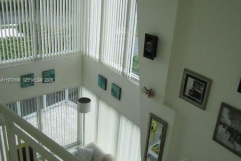 Condo in Miami, Florida, 1 bedroom  № 2042032 - photo 5