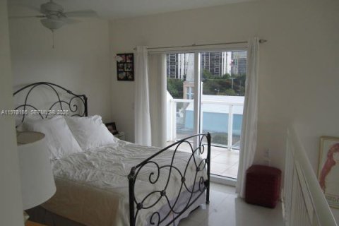 Condo in Miami, Florida, 1 bedroom  № 2042032 - photo 2