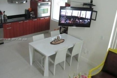 Condo in Miami, Florida, 1 bedroom  № 2042032 - photo 7