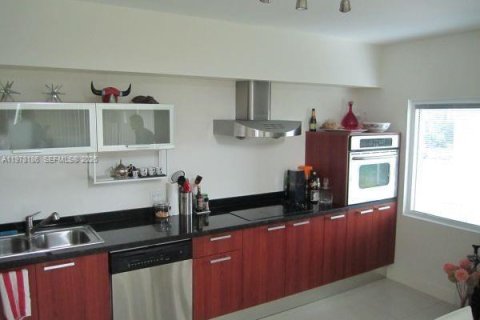 Condo in Miami, Florida, 1 bedroom  № 2042032 - photo 9