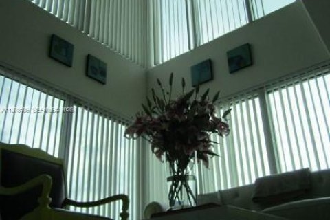 Condo in Miami, Florida, 1 bedroom  № 2042032 - photo 6