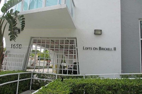 Condo in Miami, Florida, 1 bedroom  № 2042032 - photo 3
