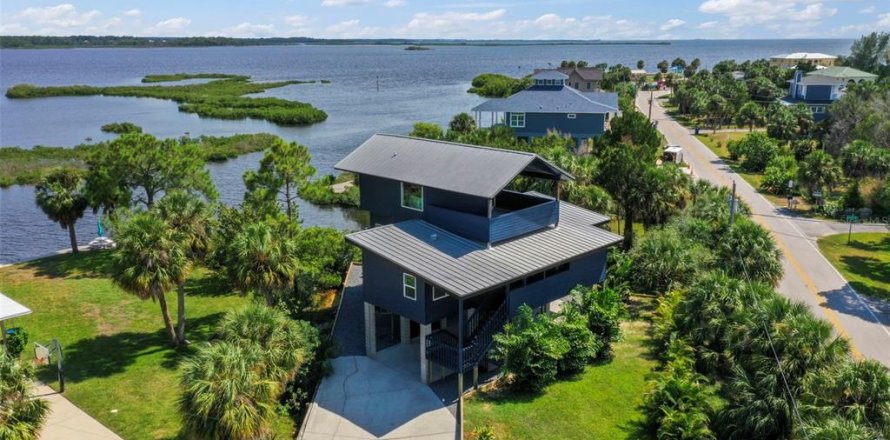 Villa ou maison à Weeki Wachee, Floride 3 chambres, 151.9 m2 № 1813694