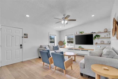 Commercial property in Indian Rocks Beach, Florida 5 bedrooms, 232.81 sq.m. № 1589919 - photo 17