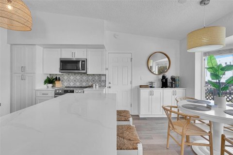 Commercial property in Indian Rocks Beach, Florida 5 bedrooms, 232.81 sq.m. № 1589919 - photo 10