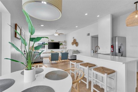 Commercial property in Indian Rocks Beach, Florida 5 bedrooms, 232.81 sq.m. № 1589919 - photo 9