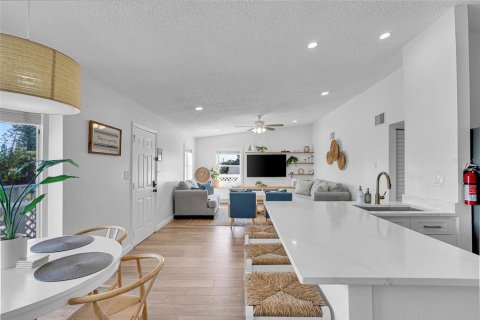Commercial property in Indian Rocks Beach, Florida 5 bedrooms, 232.81 sq.m. № 1589919 - photo 8