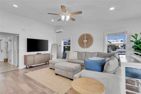 Commercial property in Indian Rocks Beach, Florida 5 bedrooms, 232.81 sq.m. № 1589919 - photo 18