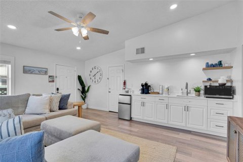 Commercial property in Indian Rocks Beach, Florida 5 bedrooms, 232.81 sq.m. № 1589919 - photo 20
