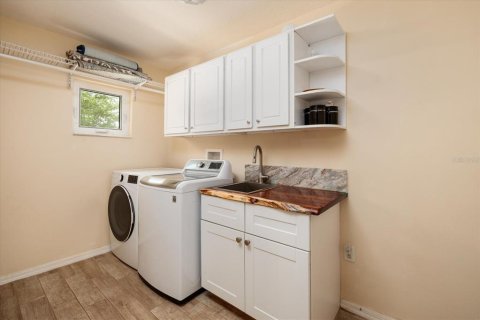 Casa en venta en Weeki Wachee, Florida, 3 dormitorios, 185.8 m2 № 2218463 - foto 29