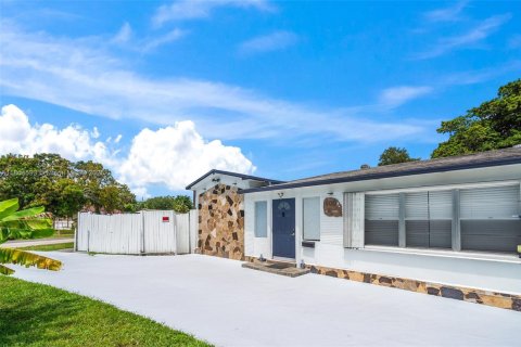 House in Hallandale Beach, Florida 4 bedrooms, 131.64 sq.m. № 1752869 - photo 24