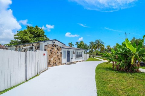 House in Hallandale Beach, Florida 4 bedrooms, 131.64 sq.m. № 1752869 - photo 2