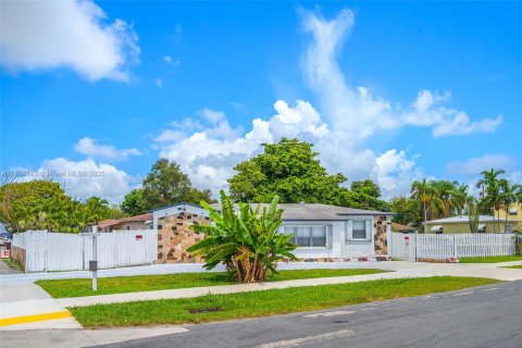 House in Hallandale Beach, Florida 4 bedrooms, 131.64 sq.m. № 1752869 - photo 1