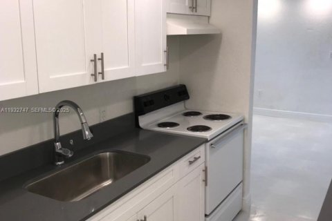 Снять в аренду кондоминиум в Майами, Флорида 2 спальни, 70.61м2, № 1991605 - фото 3