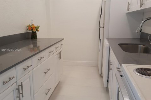 Снять в аренду кондоминиум в Майами, Флорида 2 спальни, 70.61м2, № 1991605 - фото 1