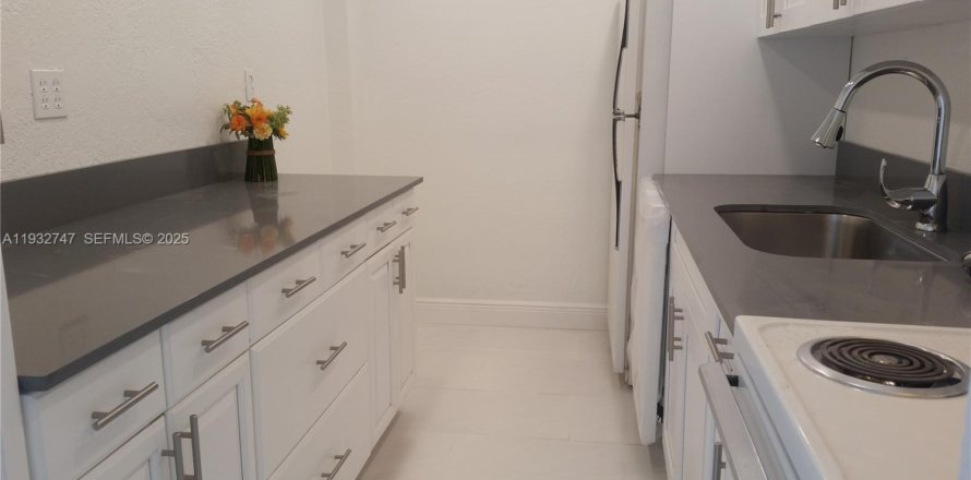 Кондоминиум с 2 спальнями в Майами, Флорида № 1991605