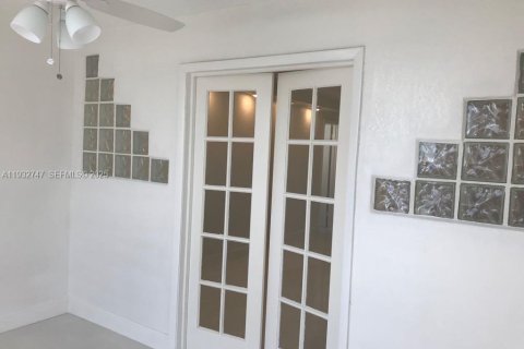Снять в аренду кондоминиум в Майами, Флорида 2 спальни, 70.61м2, № 1991605 - фото 13