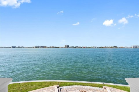 House in Treasure Island, Florida 4 bedrooms, 390.19 sq.m. № 1780651 - photo 29