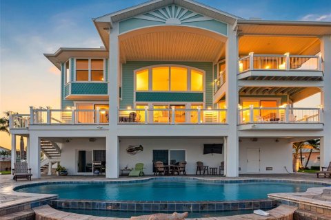 House in Treasure Island, Florida 4 bedrooms, 390.19 sq.m. № 1780651 - photo 3