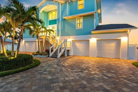House in Treasure Island, Florida 4 bedrooms, 390.19 sq.m. № 1780651 - photo 2