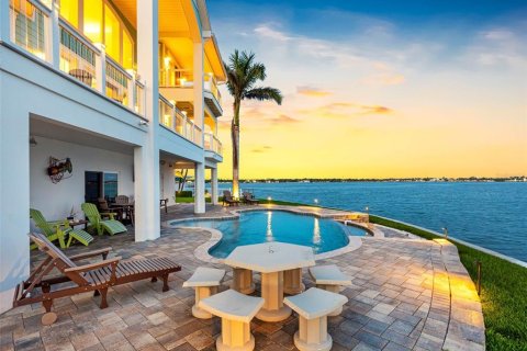 House in Treasure Island, Florida 4 bedrooms, 390.19 sq.m. № 1780651 - photo 7