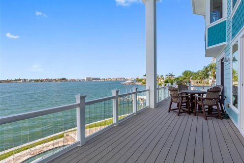 House in Treasure Island, Florida 4 bedrooms, 390.19 sq.m. № 1780651 - photo 28