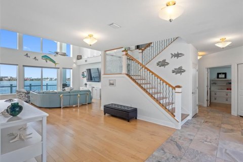 House in Treasure Island, Florida 4 bedrooms, 390.19 sq.m. № 1780651 - photo 15