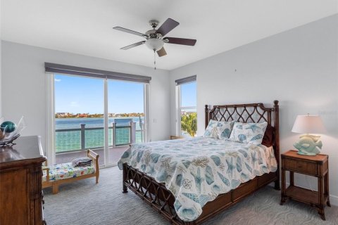 House in Treasure Island, Florida 4 bedrooms, 390.19 sq.m. № 1780651 - photo 23