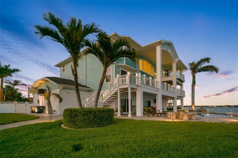 House in Treasure Island, Florida 4 bedrooms, 390.19 sq.m. № 1780651 - photo 9