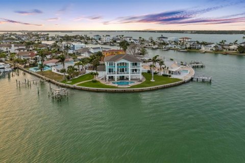 House in Treasure Island, Florida 4 bedrooms, 390.19 sq.m. № 1780651 - photo 1