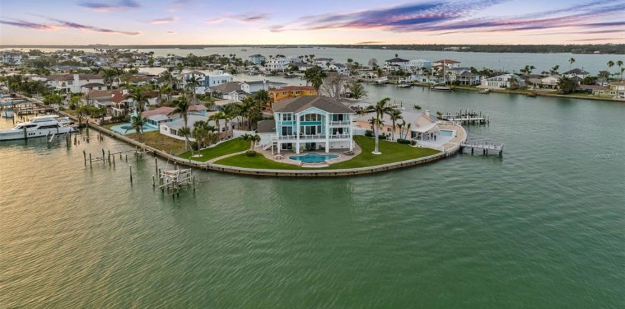 House in Treasure Island, Florida 4 bedrooms, 390.19 sq.m. № 1780651