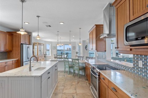 House in Treasure Island, Florida 4 bedrooms, 390.19 sq.m. № 1780651 - photo 18