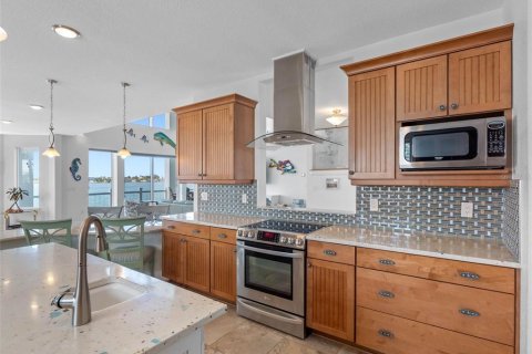 House in Treasure Island, Florida 4 bedrooms, 390.19 sq.m. № 1780651 - photo 19