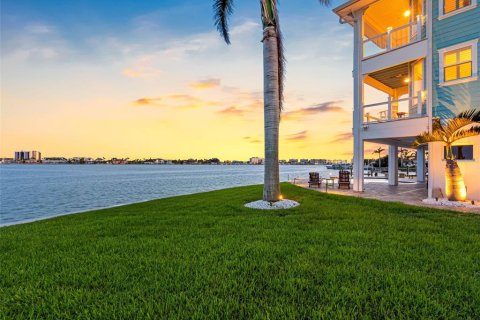 House in Treasure Island, Florida 4 bedrooms, 390.19 sq.m. № 1780651 - photo 8