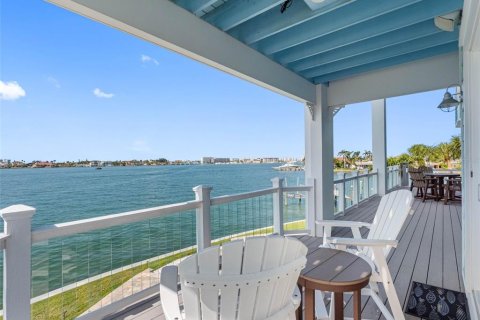 House in Treasure Island, Florida 4 bedrooms, 390.19 sq.m. № 1780651 - photo 25